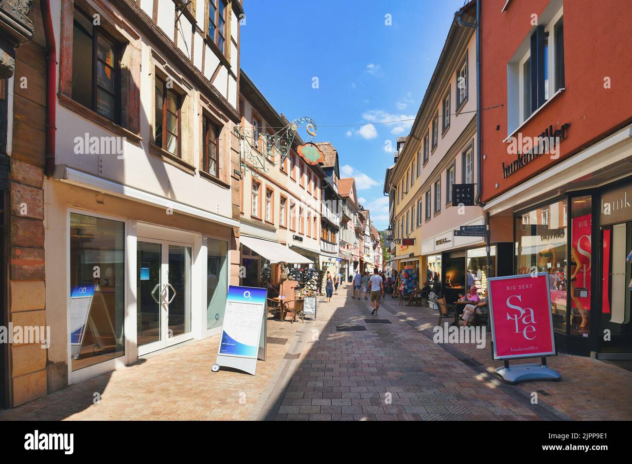 Neustadt an der Weinstraße, Deutschland - August 2022: Alte Altstadt mit kleinen Geschäften und Menschen an sonnigen Tagen Stockfoto