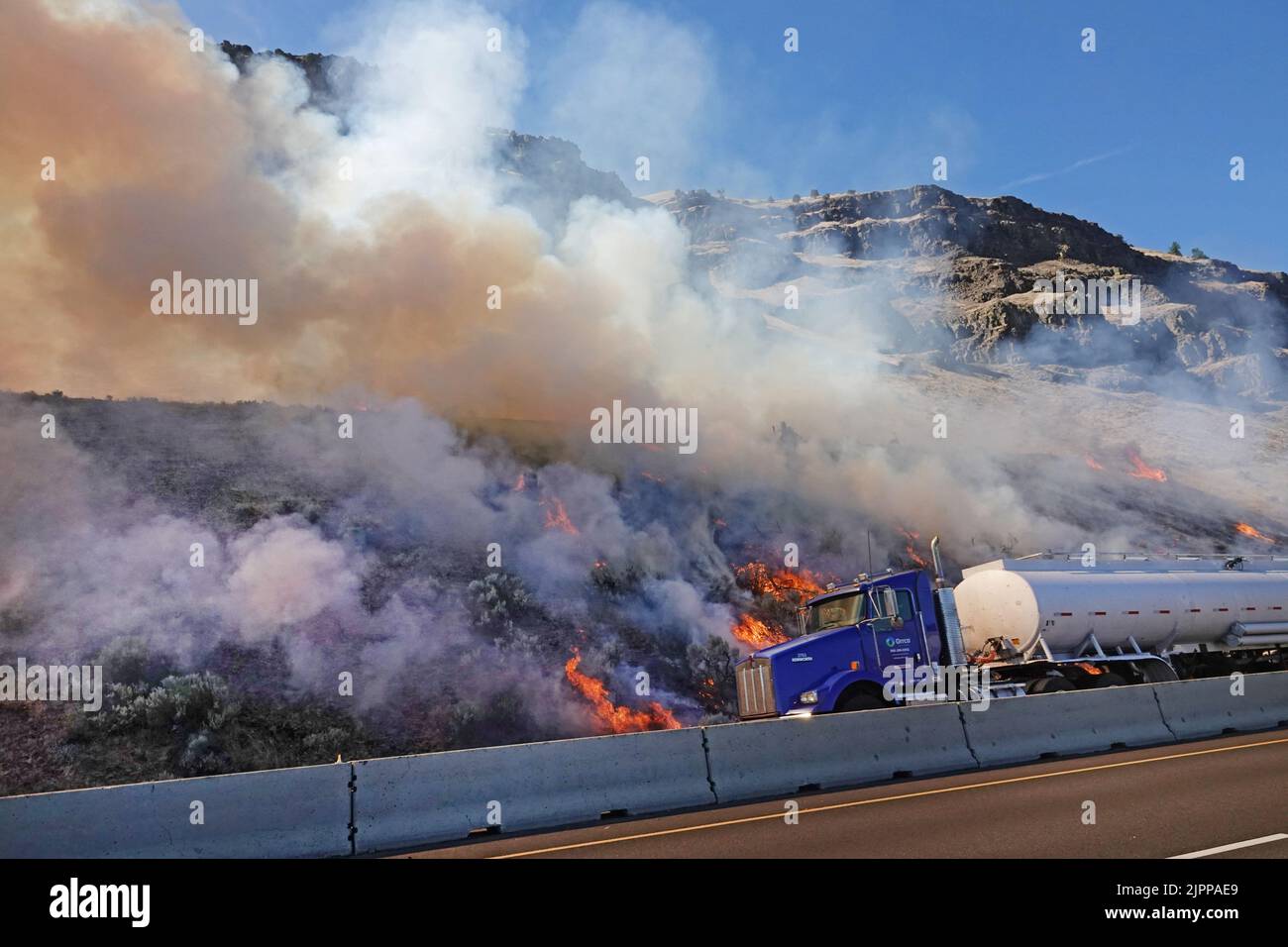 Mitte august 2022 begann ein Brushfeuer am Straßenrand auf der Interstate 84 in der Nähe der Stadt Arlington, Oregon. Stockfoto