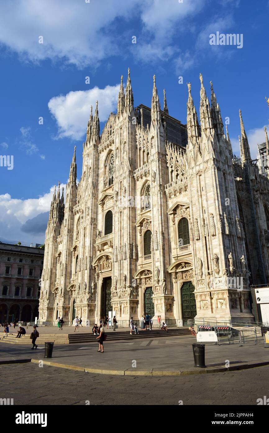 MAILAND, ITALIEN - 15. AUGUST 2022: Fassade des Mailänder Doms (Duomo di Milano), mit Blick auf den großen Platz, bei Sonnenuntergang. Stockfoto