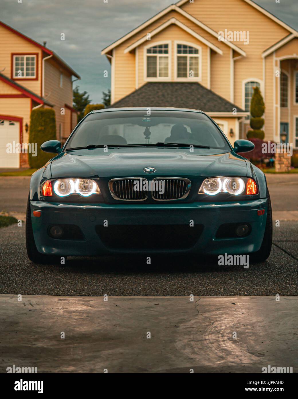 Ein erstaunlicher BMW M3 2003 parkte im Hof Stockfoto
