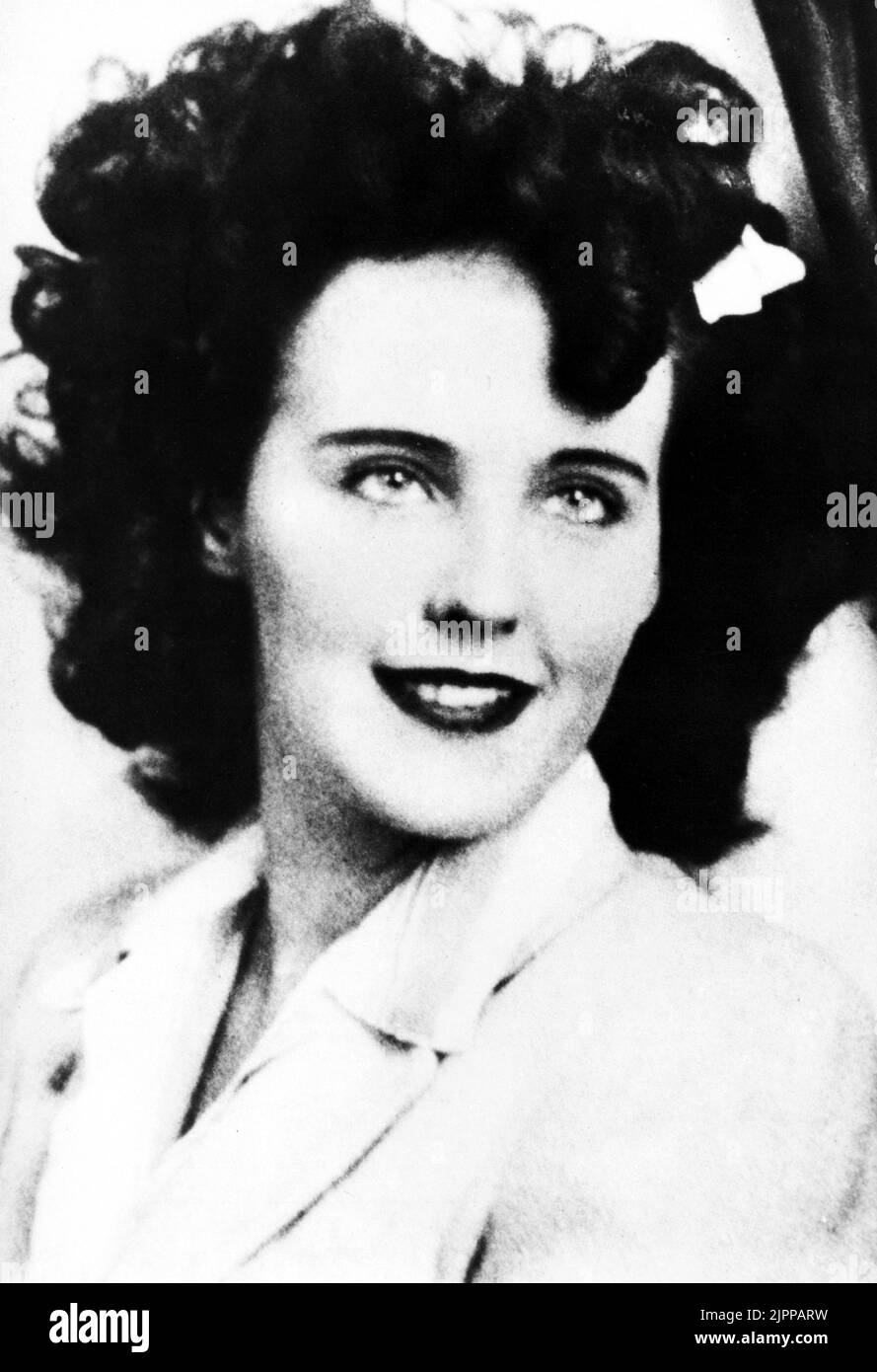 ELIZABETH KURZ alias The Black Dahlia ( 1924 - 1947 ). Die elizabeth-Leiche vom 15.. januar 1947 wurde in zwei Stücken auf einem freien Grundstück in Hollywood gefunden. Der Mord ist immer noch ungelöst - KINO - GEHEIMNIS - MISTERO - delitto insoluto - omicidio - CRONACA NERA - Smile - sorriso - Kult macabro ---- Archivio GBB Stockfoto