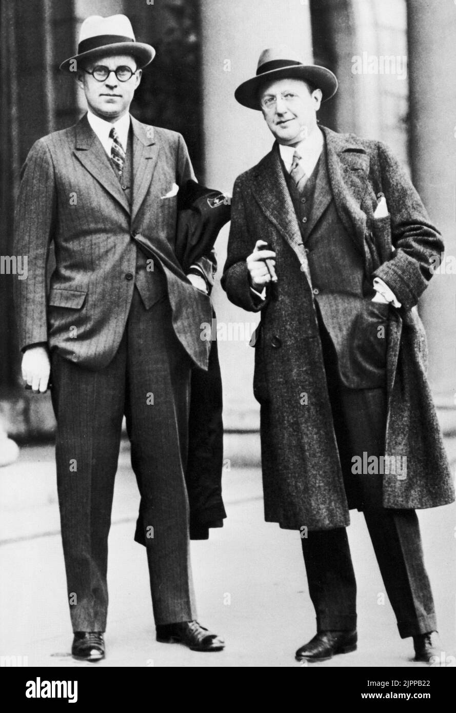 JOHN Patrick KENNEDY ( 1888 - 1969 ) , Vater des US-Präsidenten John Fitzgerald Kennedy ( 1917 - 1963 ) mit dem Filmproduzenten JESSE LASKY ( rechts ) - Porträt - ritratto - Magnat - occhiali - Brille - produttore cinematografico ---- Archivio GBB Stockfoto