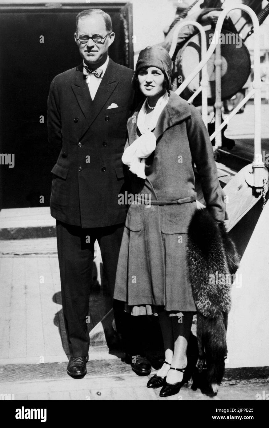 JOHN Patrick KENNEDY ( 1888 - 1969 ) , verheiratet 1914 mit Rose Elizabeth Fitzgerald ( 1890 - 1995 ) , Eltern des US-Präsidenten John Fitzgerald Kennedy ( 1917 - 1963 ) - Porträt - ritratto - Magnat - occhiali - Gläser - marito e moglie - coniugi - crociera - Schiff - Hut - cappello - pelliccia di volpe - Stola - Fell ---- Archivio GBB Stockfoto