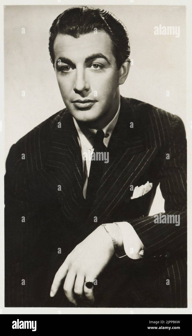 1930er Jahre, USA: Der amerikanische Filmschauspieler ROBERT TAYLOR ( 1911 - 1969 ) - KINO - Porträt - ritratto - Ring - anello - Armband - braccialetto - pochette - fazzoletto nel taschino - gessato - cravatta - Krawatte - Fett - brillantina - gemelli da polsino - gemello - MODE - ANNI TRENTA - 30er - '30 ---- Archivio GBB Stockfoto