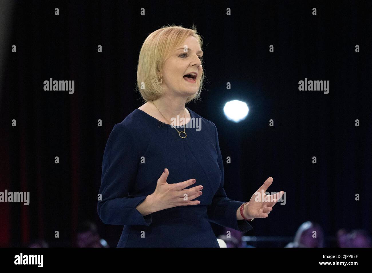 Manchester, Großbritannien. 19. August 2022. Außenministerin Liz Truss spricht in Manchester während eines Führungstreuens der Konservativen Partei. Truss steht vor Rishi Sunak, der nächste Parteichef und Premierminister des Vereinigten Königreichs zu werden. Kredit: Benjamin Wareing/ Alamy Live Nachrichten Stockfoto