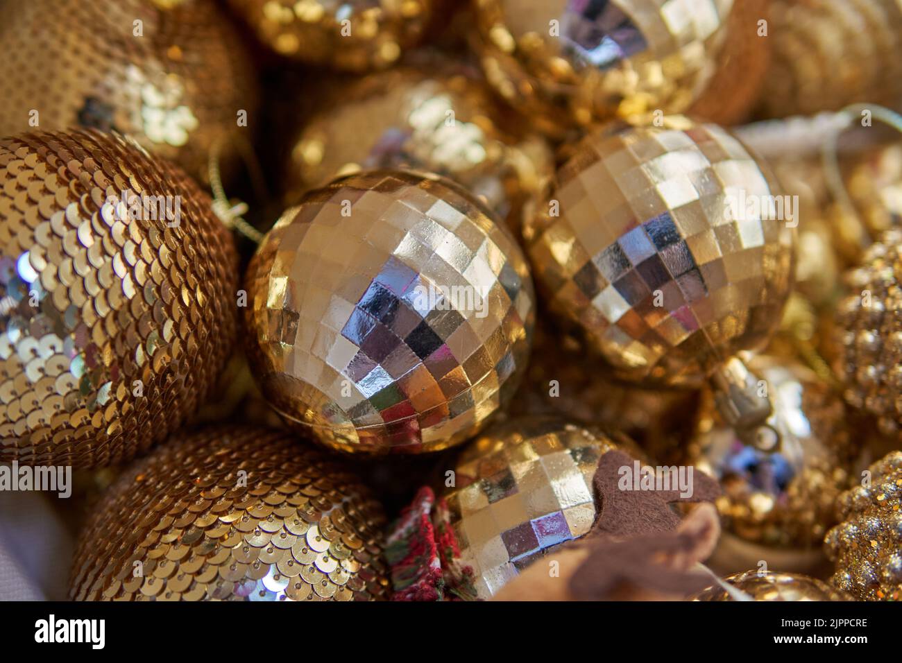 Glänzende goldene Kugeln, weihnachtsdekoration. Hintergrund, horizontal Stockfoto