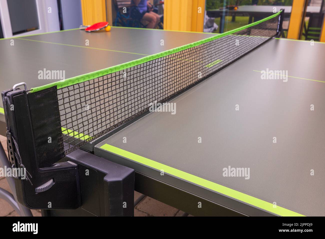 Nahaufnahme der Tischtennisplatte mit Netz im Hof des Privathauses. Schweden. Stockfoto