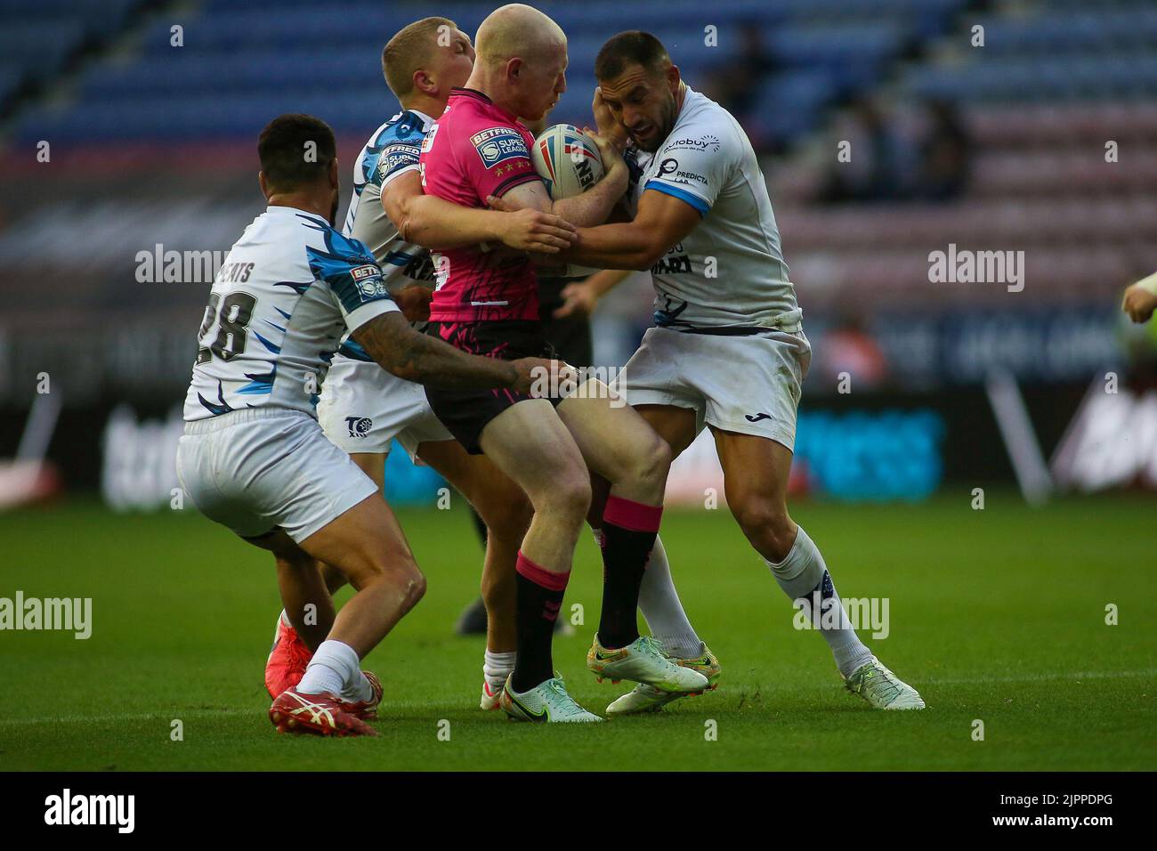 Wigan, Großbritannien. 19. August 2022. *** Liam Farrell von Wigan wird am 19. August 2022 im DW Stadium in Wigan, England, von der Verteidigung von Toulouse während des Super League-Spiels zwischen Wigan und Toulouse eingewickelt. Foto von Simon Hall. Nur zur redaktionellen Verwendung, Lizenz für kommerzielle Nutzung erforderlich. Keine Verwendung bei Wetten, Spielen oder Veröffentlichungen einzelner Clubs/Vereine/Spieler. Kredit: UK Sports Pics Ltd/Alamy Live Nachrichten Stockfoto