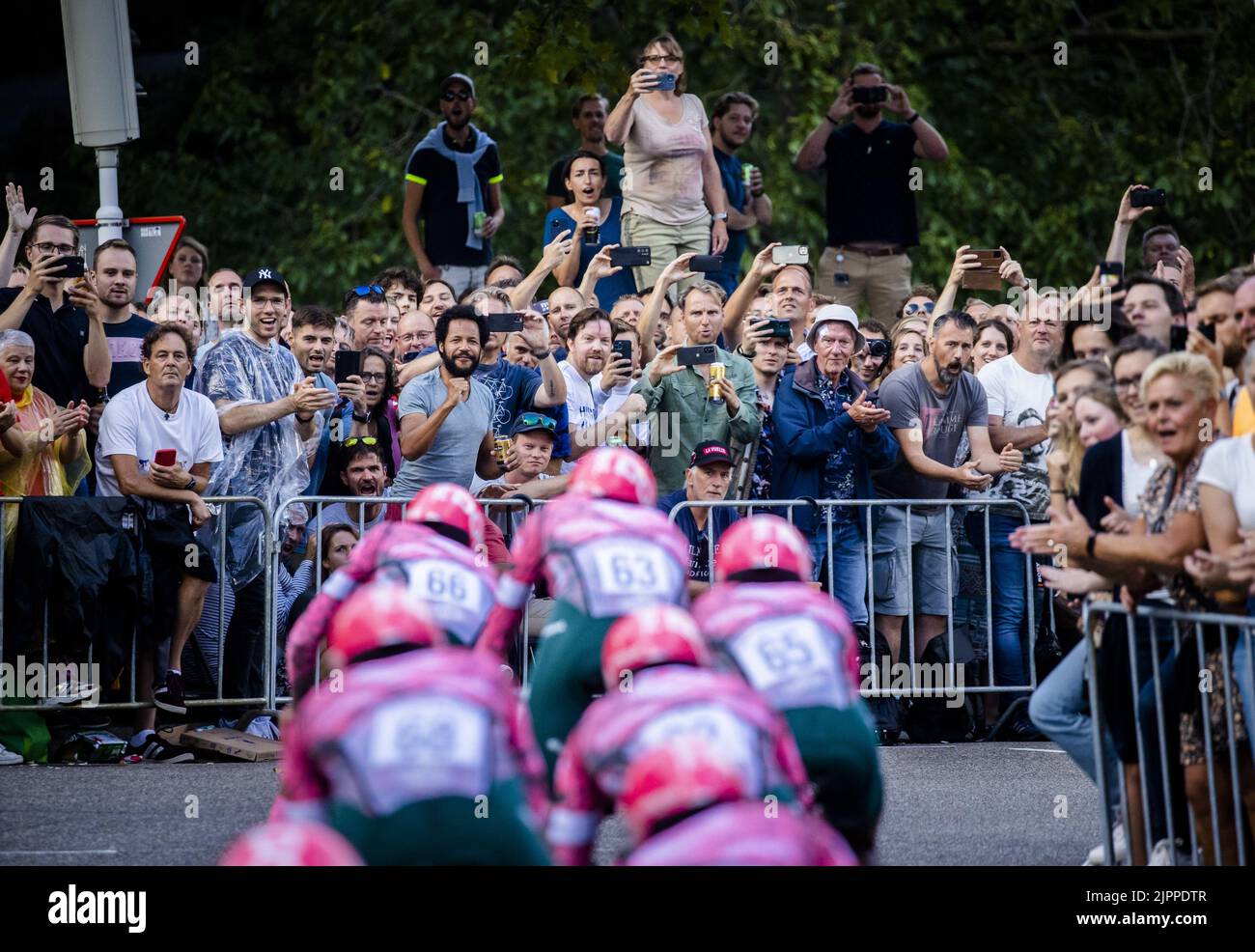 2022-08-19 19:01:15 UTRECHT - Zuschauer entlang der Strecke während des Mannschaftszeitfahrens am ersten Tag der Vuelta a Espana (Vuelta a Espana). Nach einem Start auf dem Jaarbeursplein fuhren die Teams durch die Straßen der Domstadt. ANP SEM VAN DER WAL niederlande Out - belgien Out Stockfoto