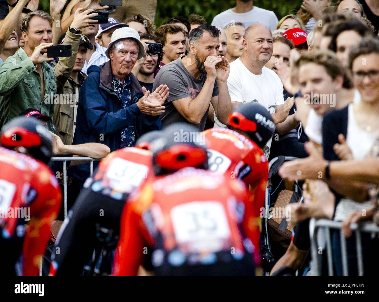 2022-08-19 19:13:17 UTRECHT - Zuschauer entlang der Strecke während des Mannschaftszeitfahrens am ersten Tag der Vuelta a Espana (Vuelta a Espana). Nach einem Start auf dem Jaarbeursplein fuhren die Teams durch die Straßen der Domstadt. ANP SEM VAN DER WAL niederlande Out - belgien Out Stockfoto