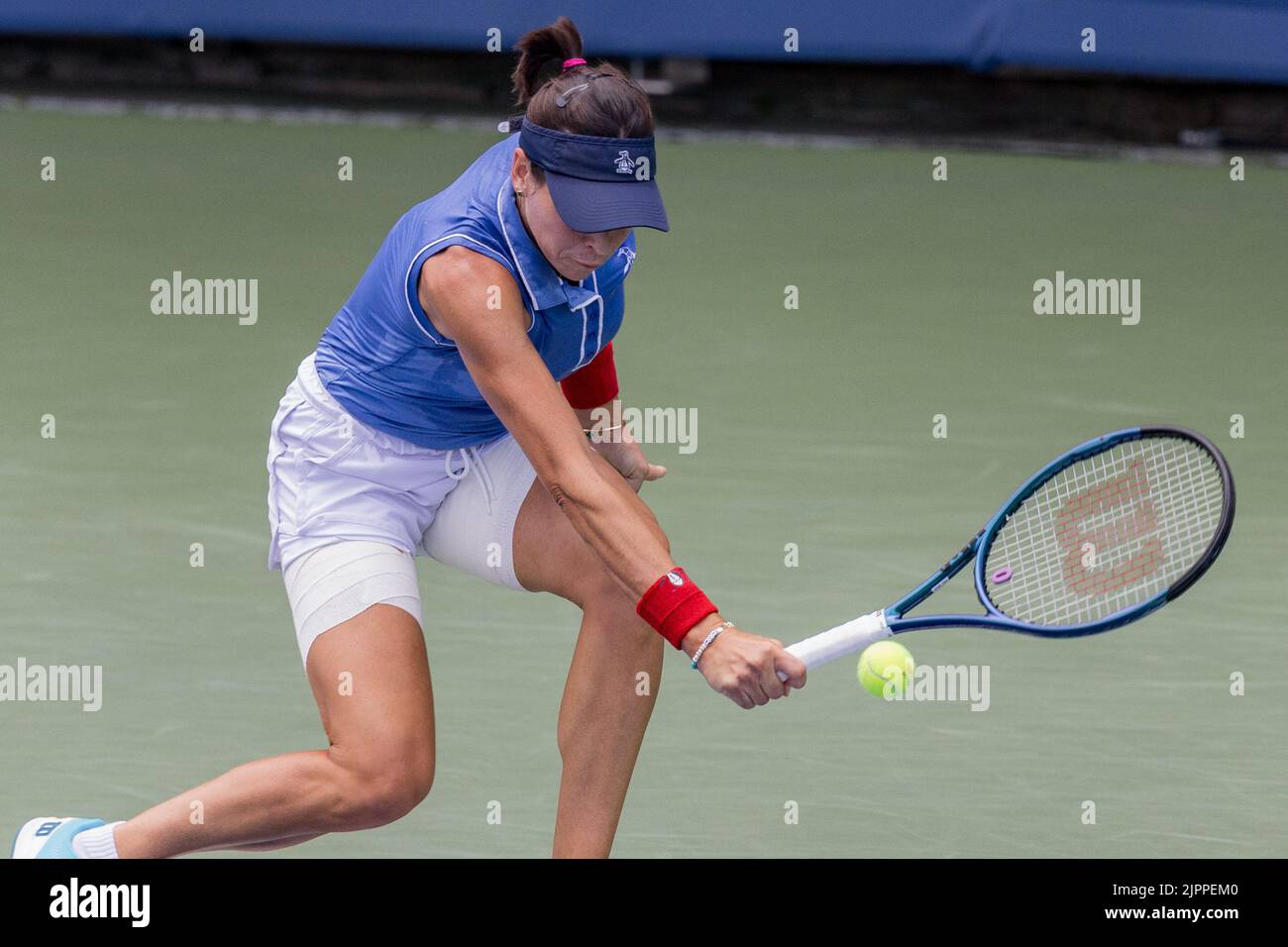 Mason, Ohio, USA. 19. August 2022. Ajla Tomljanovic (AUS) in Aktion während der Viertelfinalrunde der Western and Southern Open im Lindner Family Tennis Center, Mason, Oh. (Bild: © Scott Stuart/ZUMA Press Wire) Stockfoto