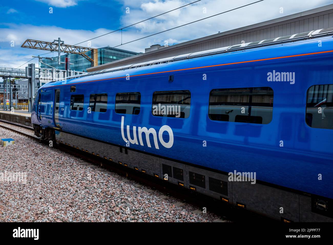 Lumo-Zug am Bahnhof London Kings Cross. Lumo ist ein Open-Access-Betreiber der FirstGroup. Der Hauptsitz von Lumo befindet sich in Newcastle-upon-Tyne. Eingeführt 2021. Stockfoto