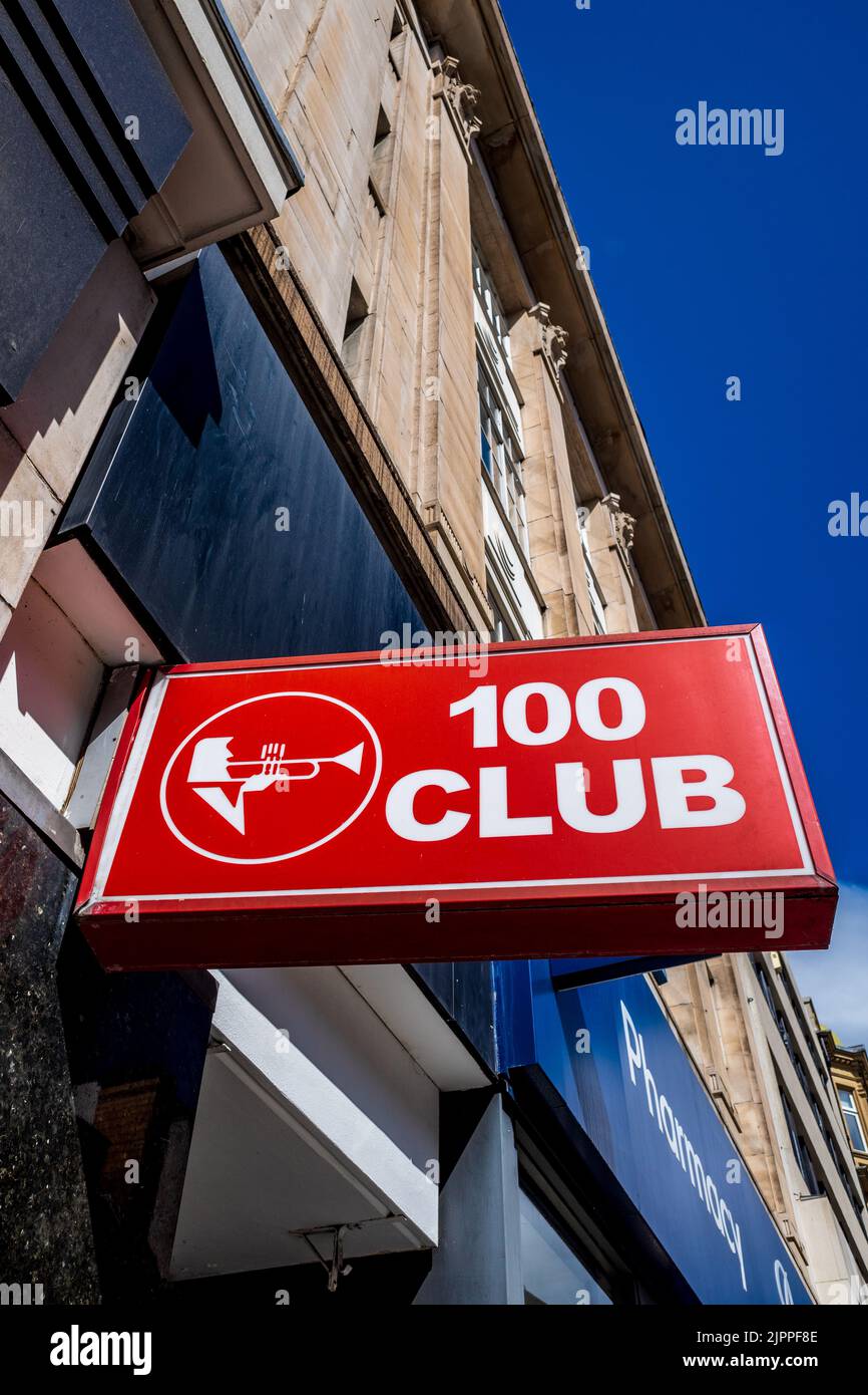 100 Club London - historische Musiklocation in der Oxford Street 100 im Zentrum von London. Der 100 Club veranstaltet seit 1942 Live-Musik. Stockfoto