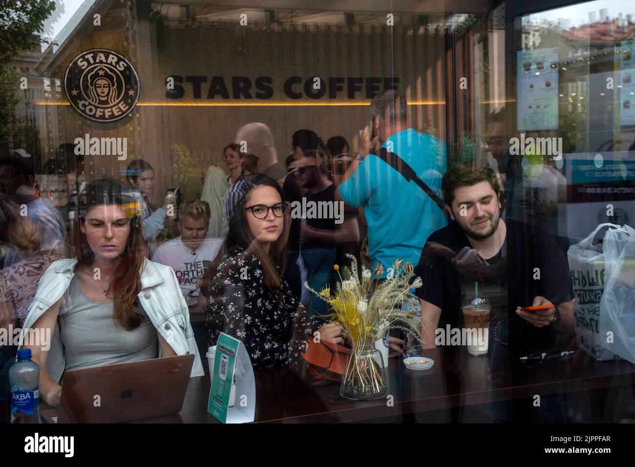 Moskau, Russland. 19. vom August 2022. Das Stars Coffee-Logo ist auf einem Fenster zu sehen, nachdem die ehemaligen Starbucks Coffee-Shops in Moskau, Russland, als Stars Coffee wiedereröffnet wurden. Die neu gebrandeten Cafés befinden sich im Besitz des russischen Geschäftsmannes Anton Pinskiy und des russischen Rappers Timur Yunusov, bekannt als Timati. Starbucks hat seine Geschäfte in Russland im März eingestellt und im Mai aus dem Land gezogen. Nikolay Vinokurov/Alamy Live News Stockfoto