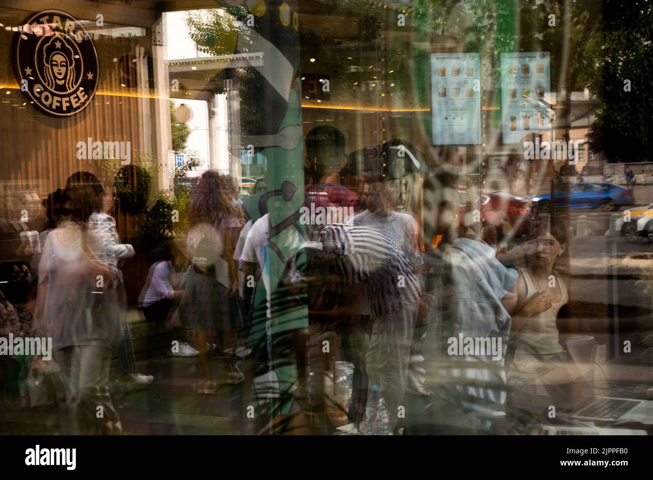 Moskau, Russland. 19. vom August 2022. Das Stars Coffee-Logo ist auf einem Fenster zu sehen, nachdem die ehemaligen Starbucks Coffee-Shops in Moskau, Russland, als Stars Coffee wiedereröffnet wurden. Die neu gebrandeten Cafés befinden sich im Besitz des russischen Geschäftsmannes Anton Pinskiy und des russischen Rappers Timur Yunusov, bekannt als Timati. Starbucks hat seine Geschäfte in Russland im März eingestellt und im Mai aus dem Land gezogen. Nikolay Vinokurov/Alamy Live News Stockfoto