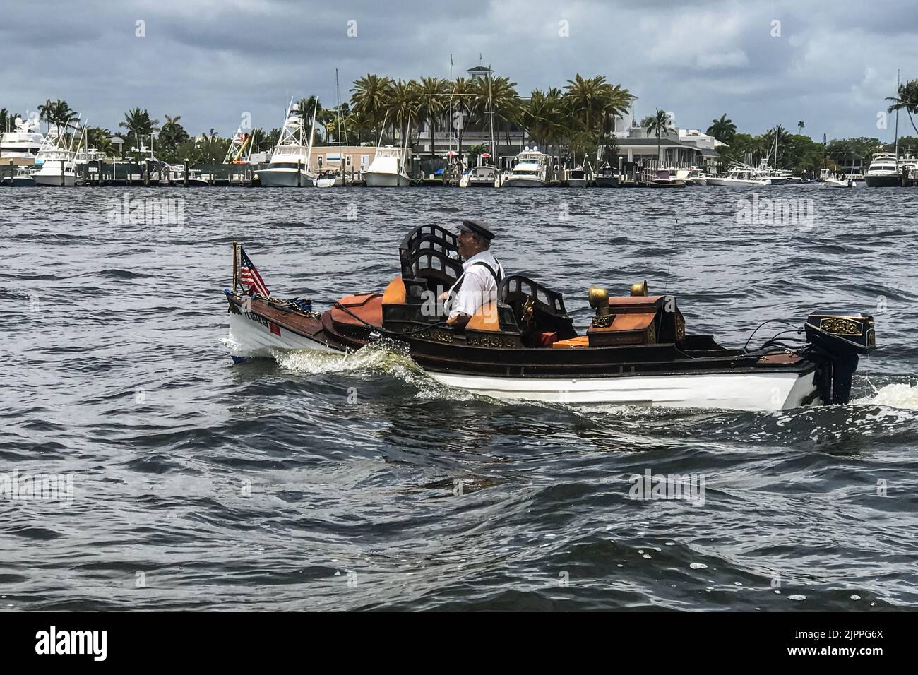FORT LAUDERDALE, FL / USA - 23. MAI: Ein Mann steuert am 23. Mai 2020 in Fort Lauderdale, FL, ein bizarres, schrulliges Boot entlang des Intracoastal Waterway. Stockfoto