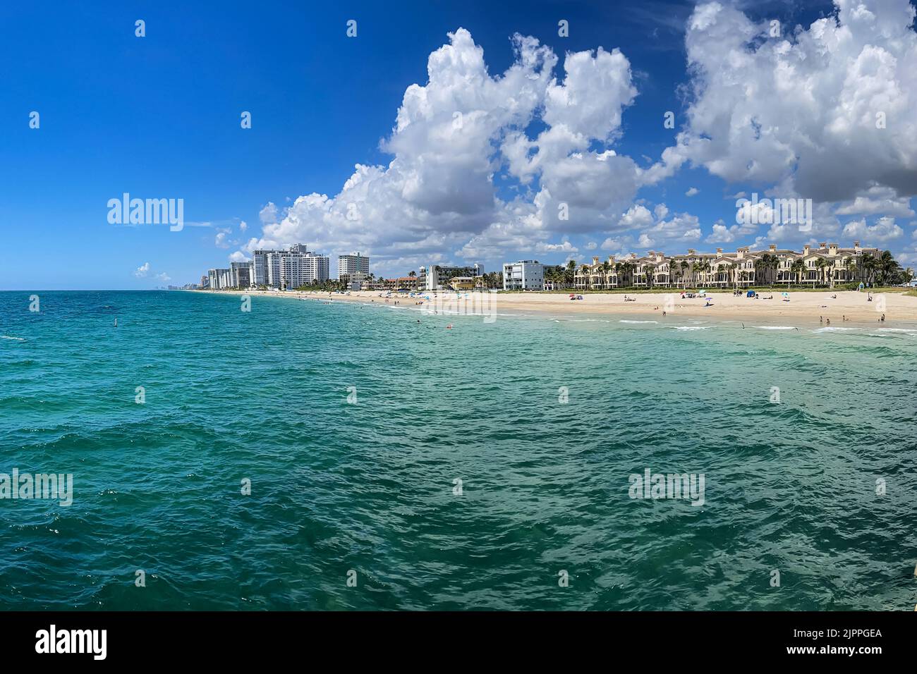 FORT LAUDERDALE, FL / USA - 11. JULI: Weitwinkel zeigt Meer, Wohnungen und Hotels entlang der Küste am 11. Juli 2022 in Fort Lauderdale, FL. Stockfoto