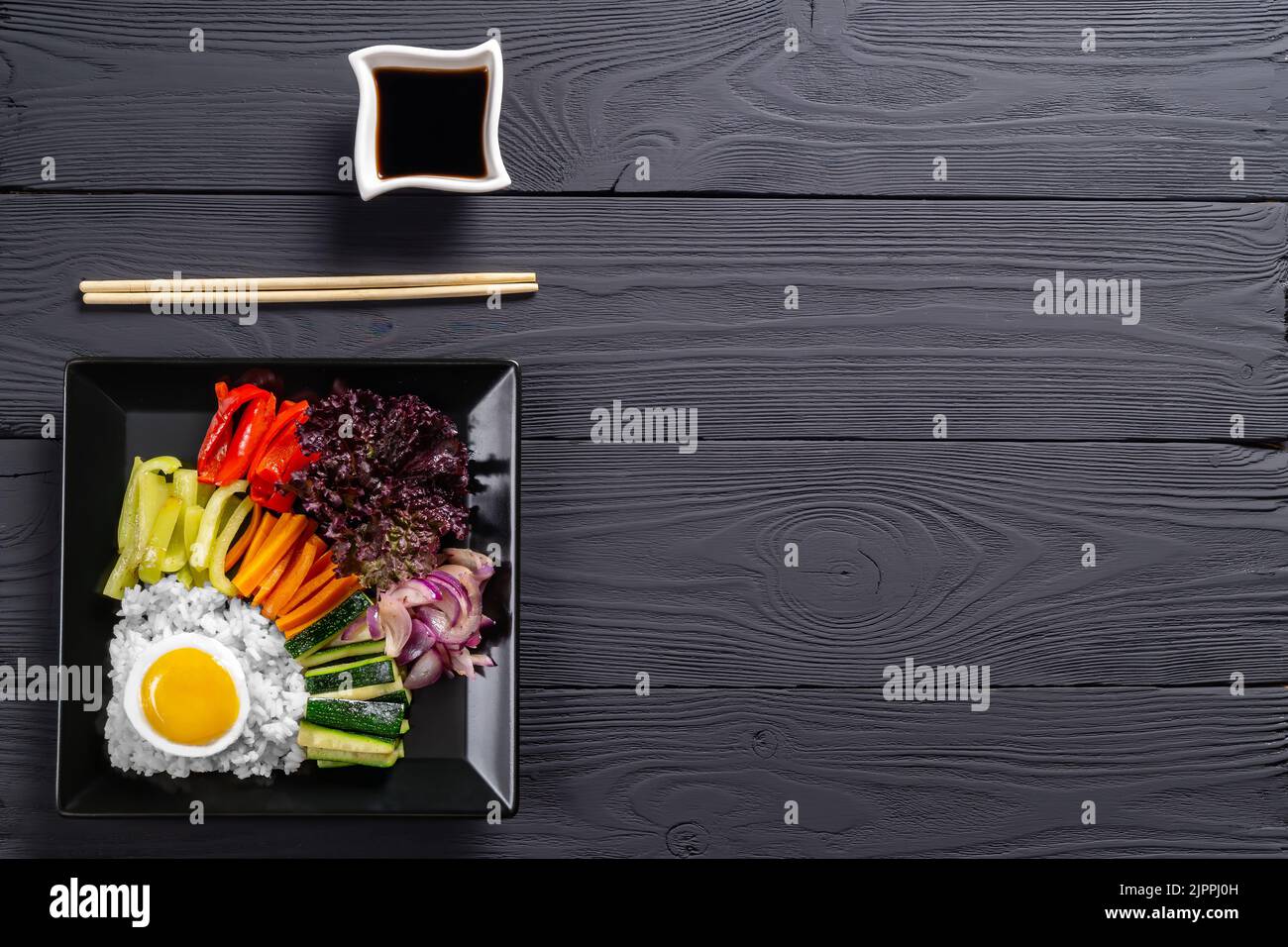 Nahaufnahme eines koreanischen Gerichts mit einer Vielzahl von Vorspeisen mit Gemüse und Eiern. Diät. Pibimpap. Draufsicht. Runde Platte. Stockfoto