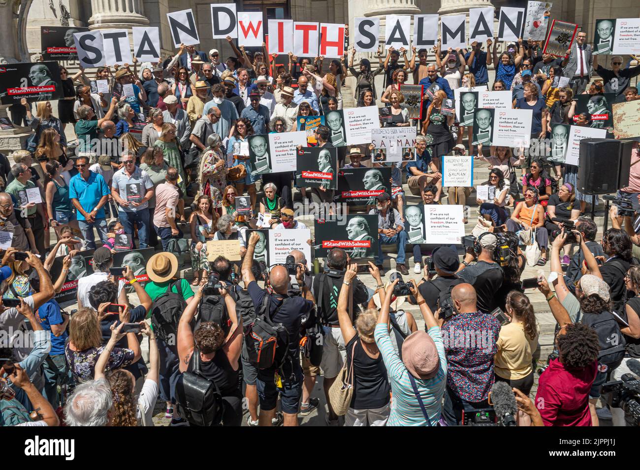 New York, Usa. 19. August 2022. New York, New York - 19. AUGUST: Mitglieder von PEN America halten Zeichen in Solidarität mit Salman Rushdie auf der Veranstaltung "Stand with Salman" in der New York Public Library am 19. August 2022 in New York City. Rushdie, ein unermüdlicher Verfechter der Meinungsfreiheit, erholt sich, nachdem er während seiner Rede auf der Bühne im Chautauqua Institute im Bundesstaat New York Anfang des Monats mehrfach erstochen wurde. (Foto von Michael Nigro/Sipa USA) Quelle: SIPA USA/Alamy Live News Stockfoto