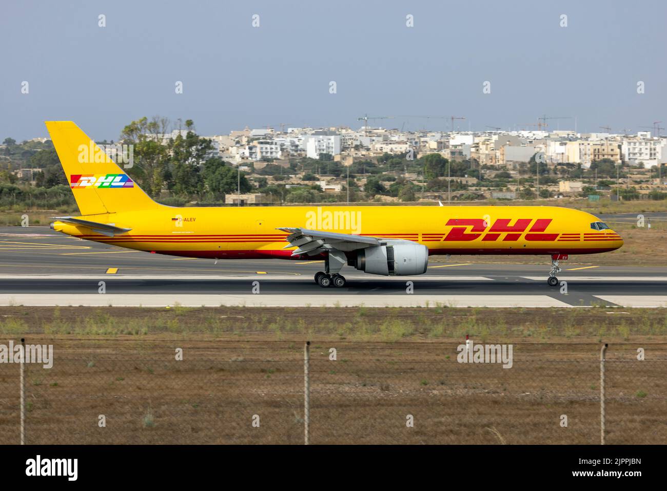 DHL (European Air Transport - EAT) Boeing 757-28A (PCF) jetzt mit einem neuen Hecklogo von DHL auf einem Regenbogenfarbenen Hintergrund. Stockfoto