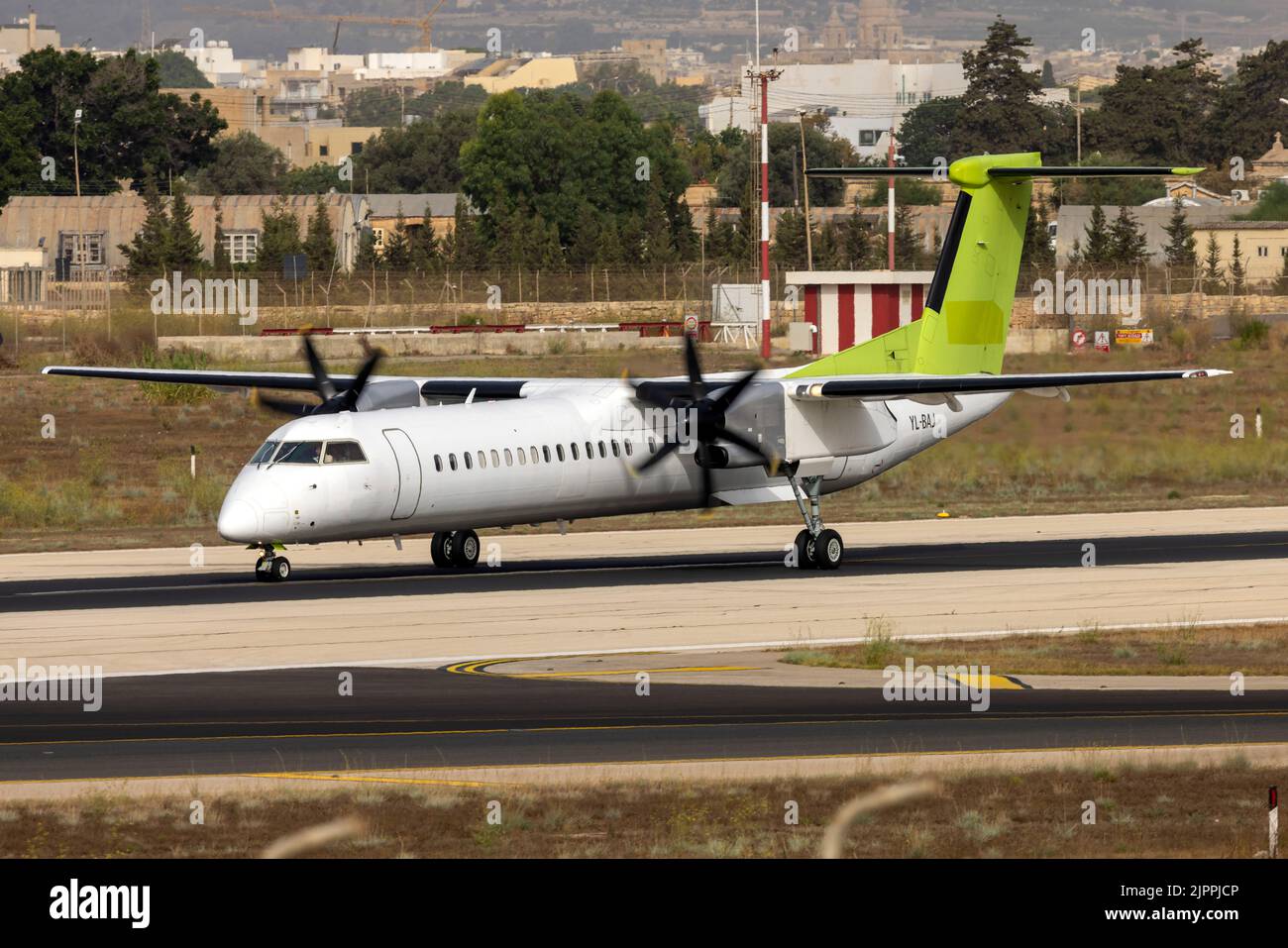 Air Baltic Bombardier DHC-8-402 Q400 (REG: YL-BAJ), deren Titel nach dem Ende des Leasingverhältnisses mit der Fluggesellschaft entfernt wurden. Stockfoto