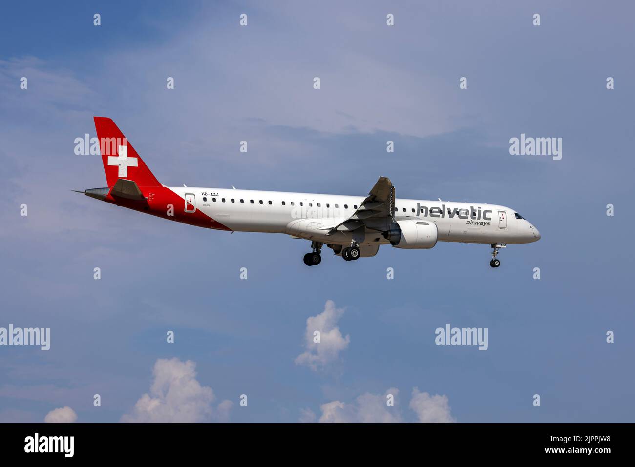 Helvetic Airways Embraer 195 E2 Std (ERJ-190-400STD) (REG: HB-AZJ) landete mit schlechtem Wetter im Hintergrund. Stockfoto