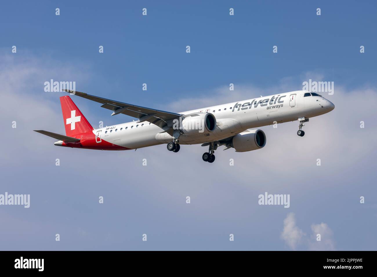 Helvetic Airways Embraer 195 E2 Std (ERJ-190-400STD) (REG: HB-AZJ) landete mit schlechtem Wetter im Hintergrund. Stockfoto