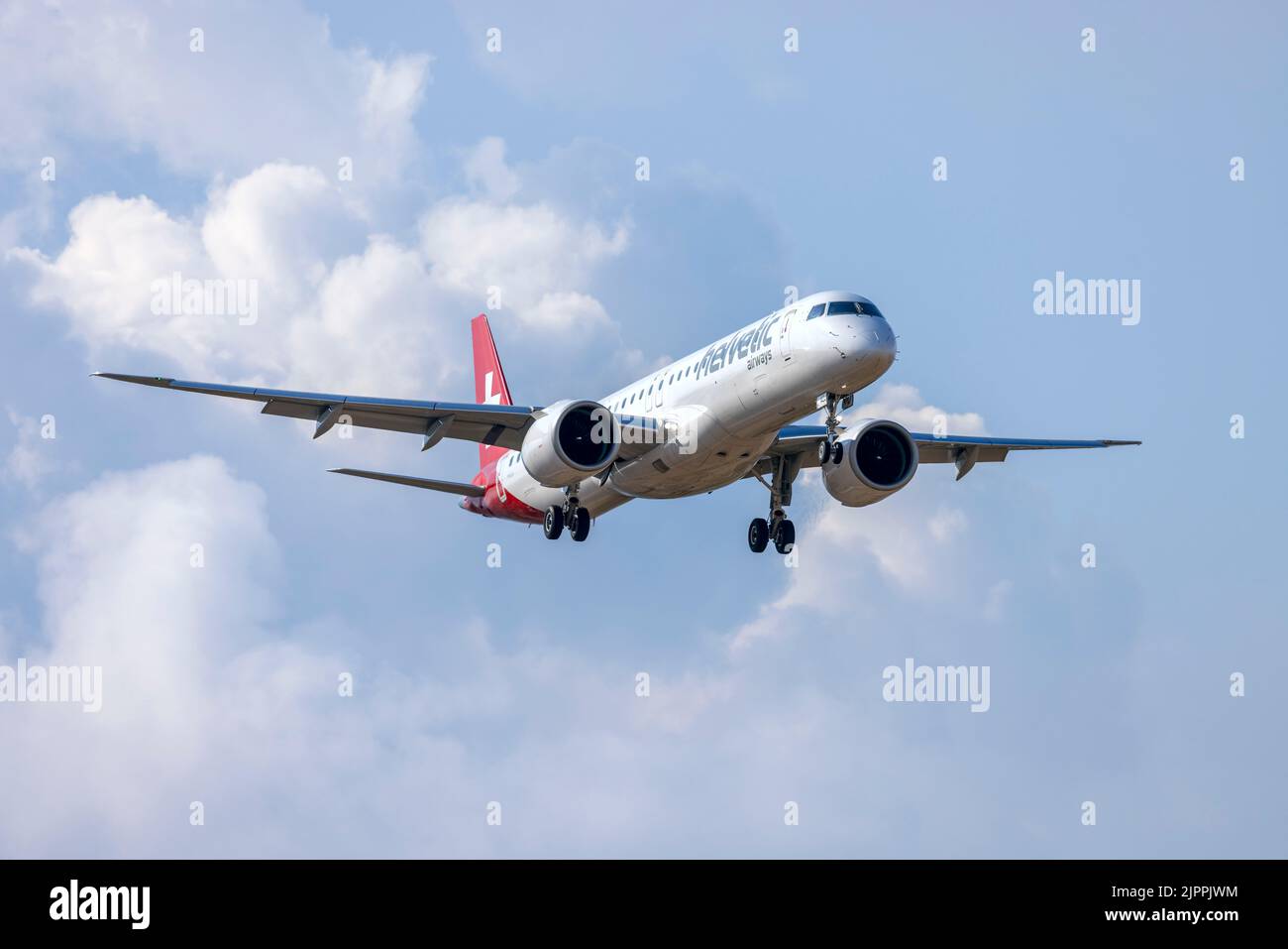 Helvetic Airways Embraer 195 E2 Std (ERJ-190-400STD) (REG: HB-AZJ) landete mit schlechtem Wetter im Hintergrund. Stockfoto