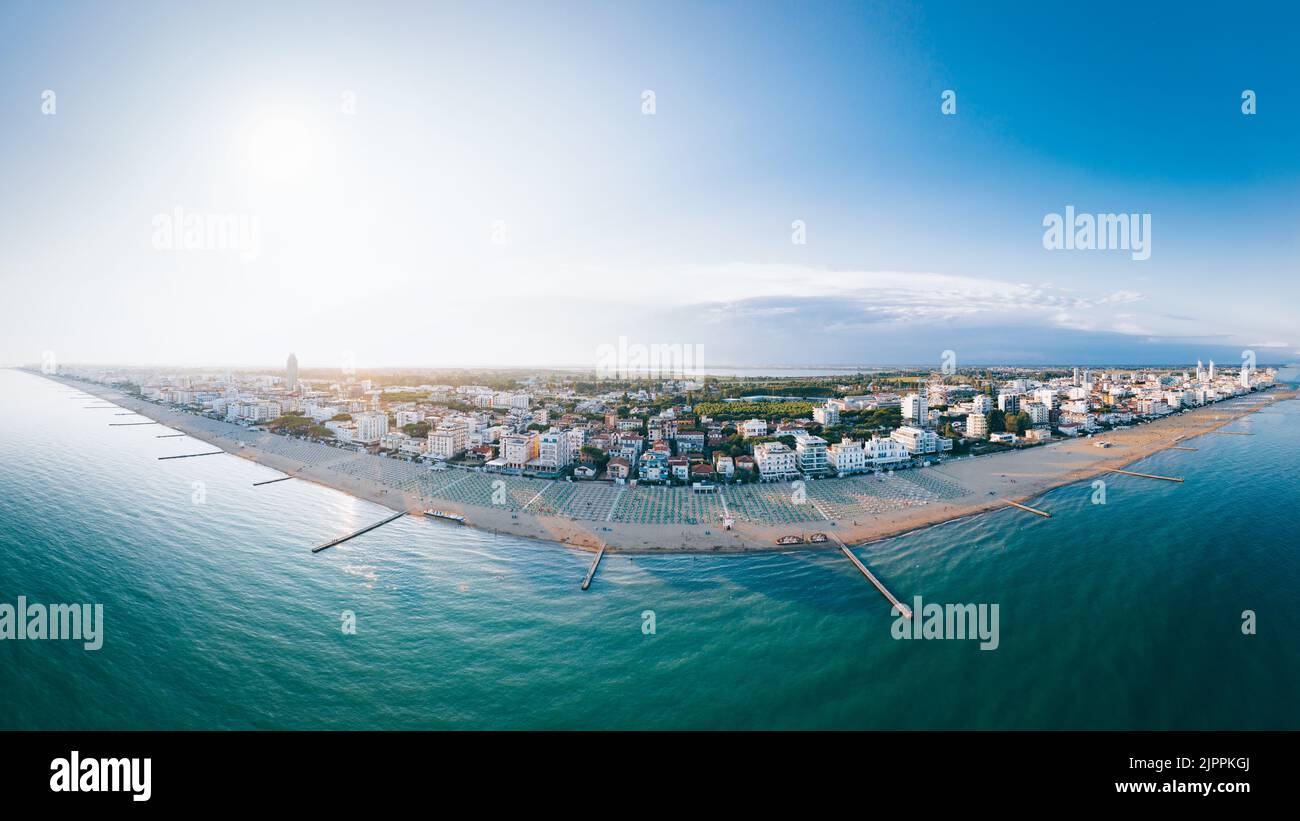 Lido di Jesolo, Italien. Luftaufnahme von oben auf die berühmte Küstenlinie und das touristische Urlaubsziel. Stockfoto