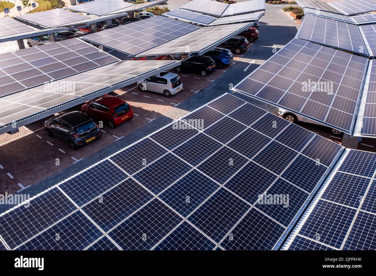 LEEDS, GROSSBRITANNIEN - 19. AUGUST 2022. Luftaufnahme über innovativen Sonnenkollektoren auf einem Parkplatz Dächer, die gute Nutzung von kleinen Raum in einer Stadt Stockfoto