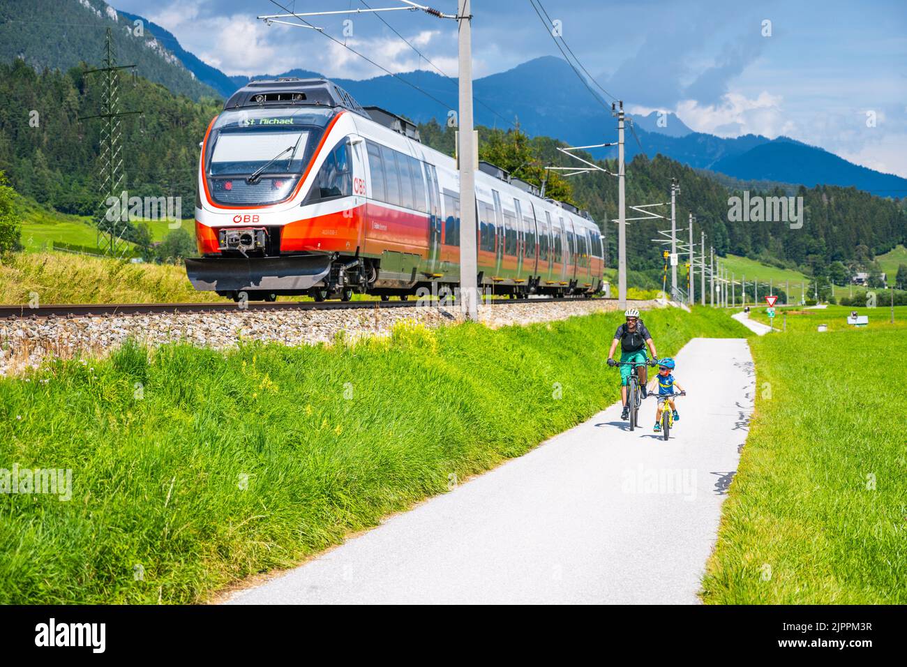 Moderner elektrifizierter Zug bei Schladming Stockfoto