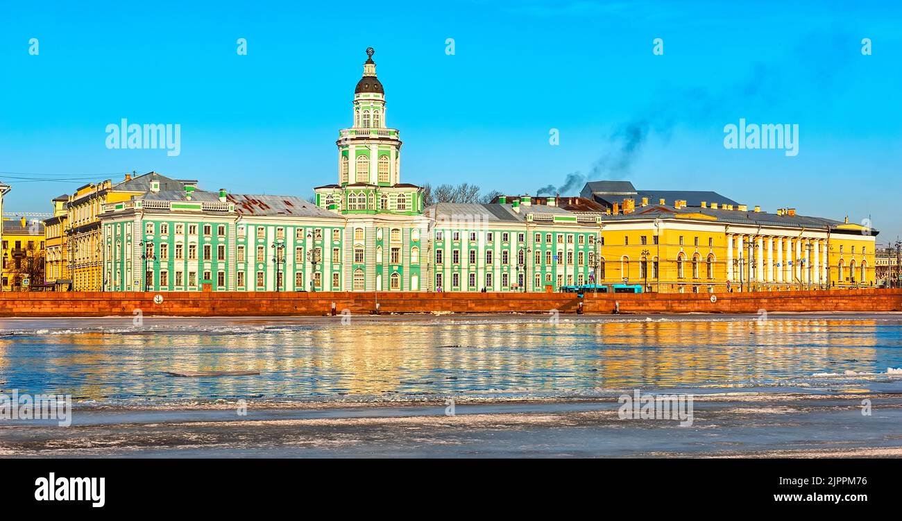 Stadtlandschaft Sankt Petersburg Universitätsdamm und Gebäude der Kunstkamera Stockfoto