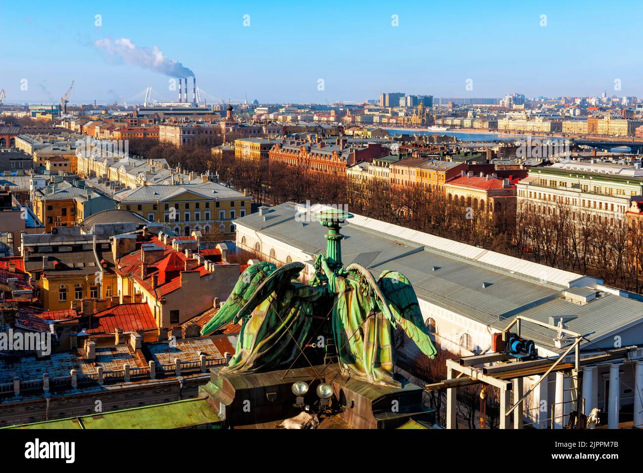 St. Petersburger Stadtlandschaft Panoramablick von oben auf den Konnogvardeysky Boulevard, den Neva Fluss und den Universitätsdamm Stockfoto