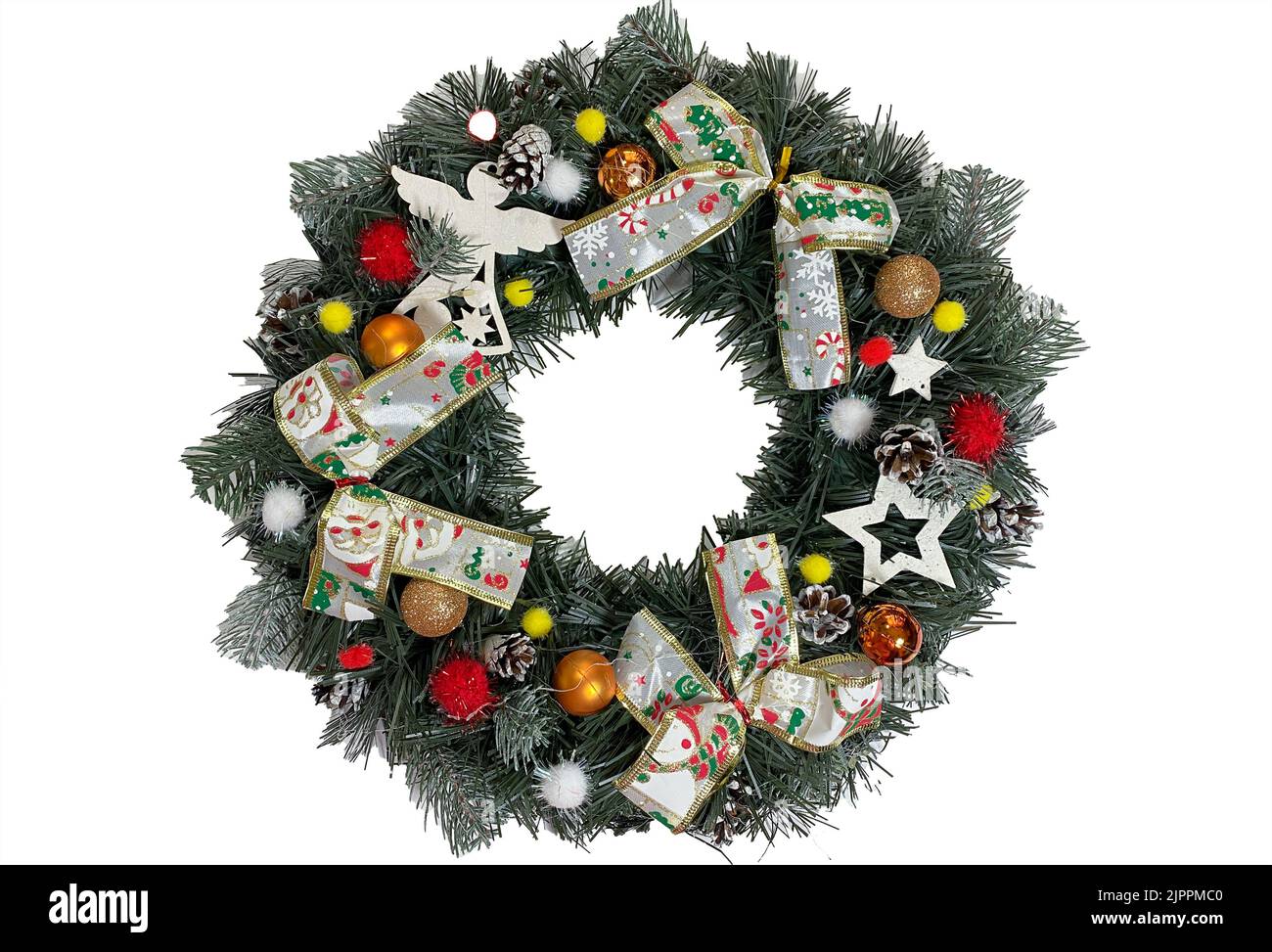Weihnachtskranz, der die Haustür für die Feiertage aus Fichte, silbernen Bögen, Sternen und Weihnachtskugeln auf weißem Hintergrund isoliert ziert Stockfoto