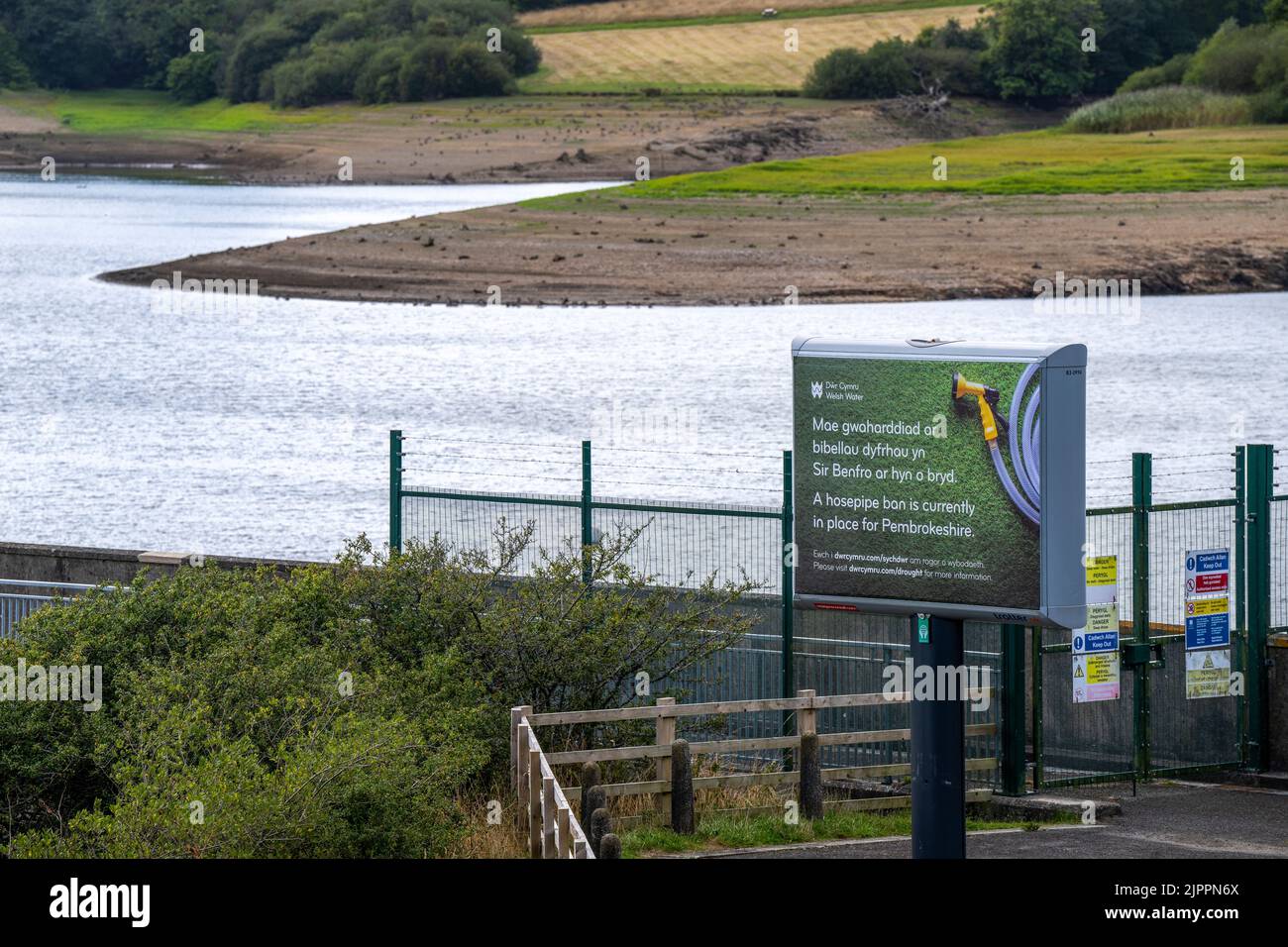 In Teilen von Mittel- und Südwales wird die Dürre erklärt, als das Verbot der Pembrokeshire-Rohrleitung in Kraft tritt.im Bild ist der Stausee Llys y Fran zu sehen. Stockfoto