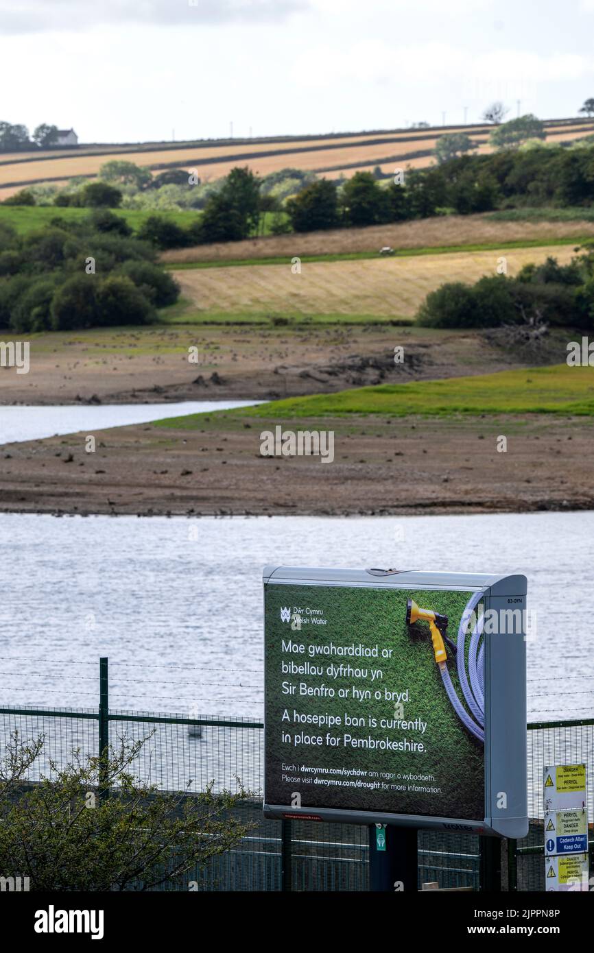 In Teilen von Mittel- und Südwales wird die Dürre erklärt, als das Verbot der Pembrokeshire-Rohrleitung in Kraft tritt.im Bild ist der Stausee Llys y Fran zu sehen. Stockfoto