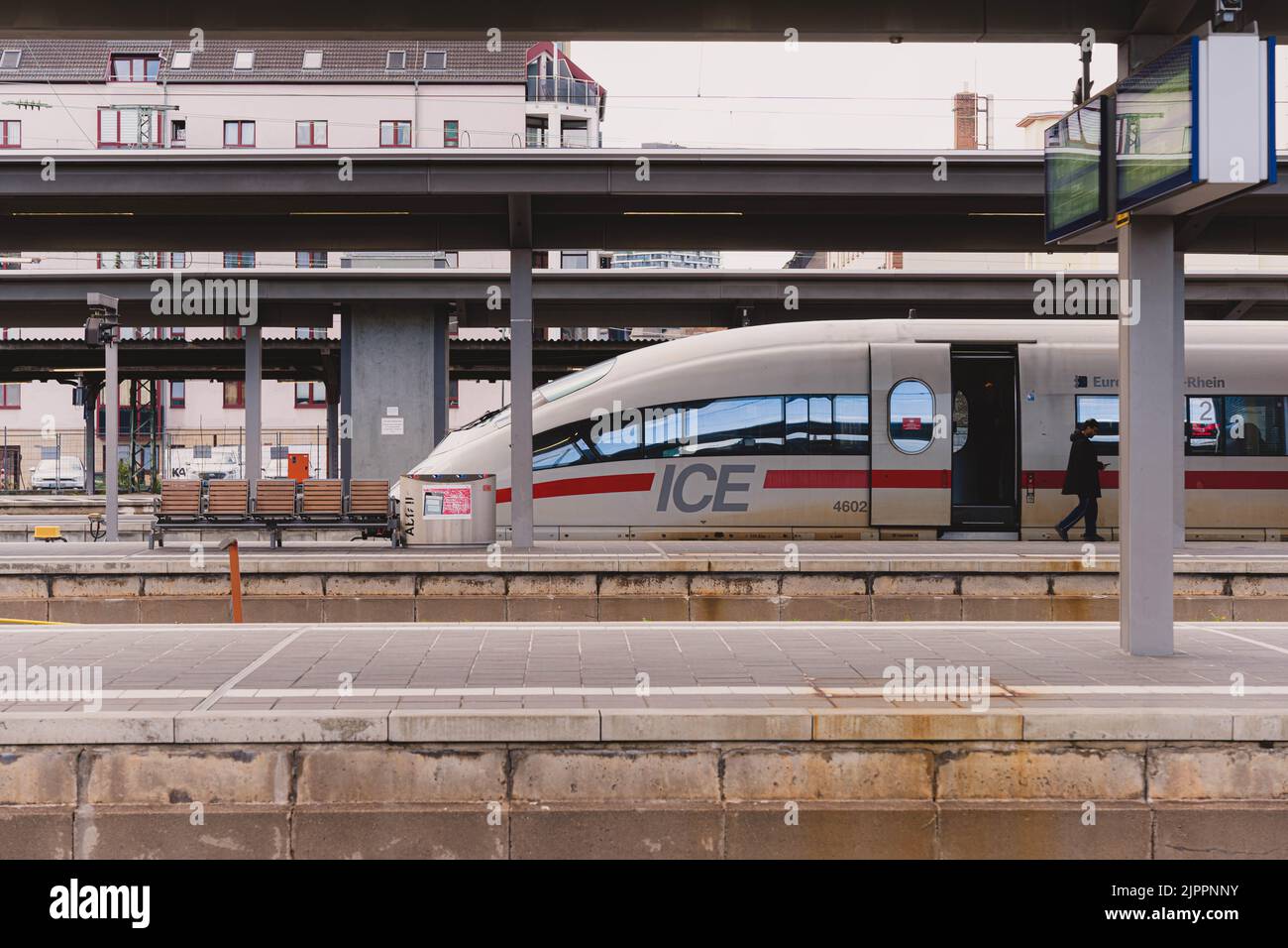 Seitenansicht eines ICE-Zuges am Frankfurter Hauptbahnhof Stockfoto