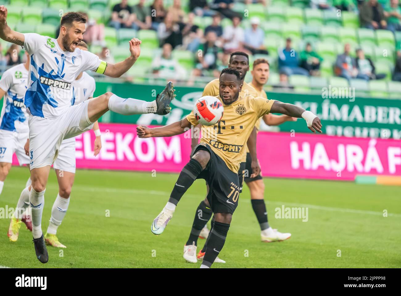 Budapest, Ungarn – 4. Mai 2022. Ferencvaros-Stürmer Franck Boli im Einsatz während des ungarischen OTP Bank Liga Gameweek 31-Spiels Ferencvaros gegen Zalaegersze Stockfoto