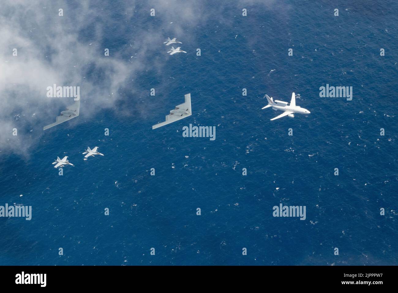 Während einer Mission der Bomber Task Force fliegen zwei B-2 Spirits der US Air Force neben vier Royal Australian Air Force EA-18G Growlers und einer RAAF E-7A Wedgetail an der östlichen australischen Küste, 4. August 2022. Bilaterale Ausbildungsmissionen verbessern die gemeinsame und multilaterale Bereitschaft, so dass das US-Kommando für den Indo-Pazifik-Raum auf jede mögliche Krise in der Region gemeinsam mit Alliierten und Partnern reagieren kann, um einen freien und offenen Indo-Pazifik-Raum zu unterstützen. (USA Navy Foto von LT. Cmdr. Andrew Bishline) Stockfoto