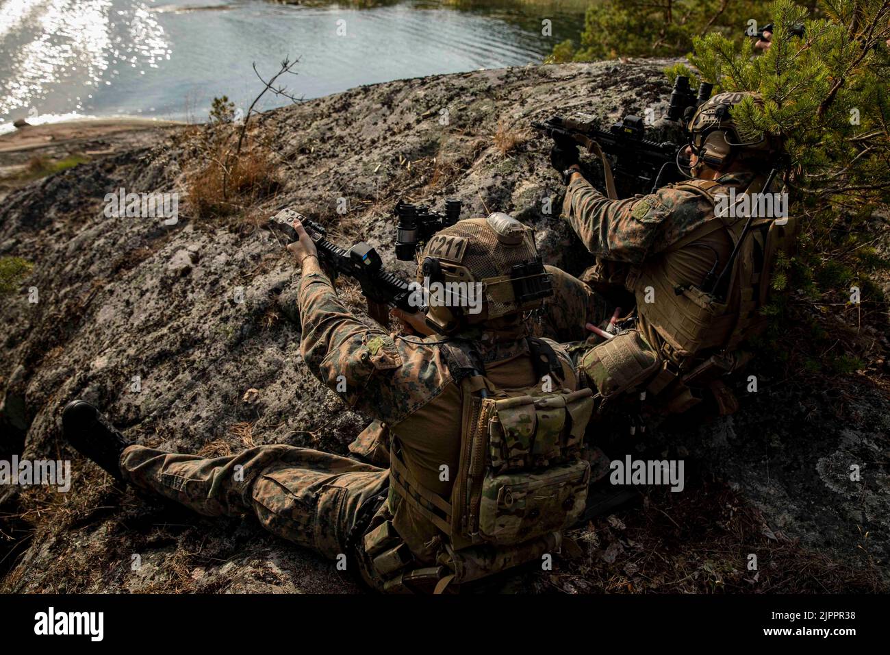 US Marine Corps Staff Sgt. Tyler Eiknoff, links, ein Aufklärungsmarine mit der Marine Expeditionary Unit (MEU) von 22. und dem Corpsman 2.-Klasse-Levi-para-Feuer auf Ziele während einer Live-Feuerübung auf der Insel Vuohisaari, Finnland, 15. August 2022. Die Kearsarge Amphibious Ready Group und 22. MEU, unter dem Kommando und der Kontrolle der Task Force 61/2, befinden sich im geplanten Einsatzgebiet der US Naval Forces Europe, das von der US Sixth Fleet eingesetzt wird, um die Interessen der USA, der Alliierten und der Partner zu verteidigen. (USA Marine Corps Foto von Sgt. Armando Elizalde) Stockfoto