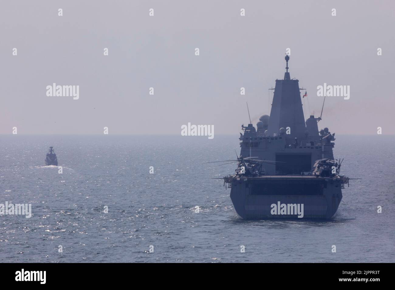 Ostsee (Aug 16, 2022) das amphibische Transportschiff USS Arlington (LPD-24) der San Antonio-Klasse, rechts, und das Patrouillenschiff FSN Porvoo der finnischen Marine Rauma-Klasse (PGG 72), segeln während einer Manövrierübung in der Ostsee, 16. August 2022. Gunston Hall (LSD 44) ist Teil der Kearsarge Amphibious Ready Group und hat 22. Marine Expeditionary Unit unter dem Kommando und der Kontrolle der Task Force 61/2 mit einem geplanten Einsatz im Einsatzgebiet der US Naval Forces Europe, beschäftigt von der Sechsten US-Flotte, Zur Verteidigung der Interessen von Verbündeten und Partnern in den USA. (USA Navy Foto von Mass Communicat Stockfoto