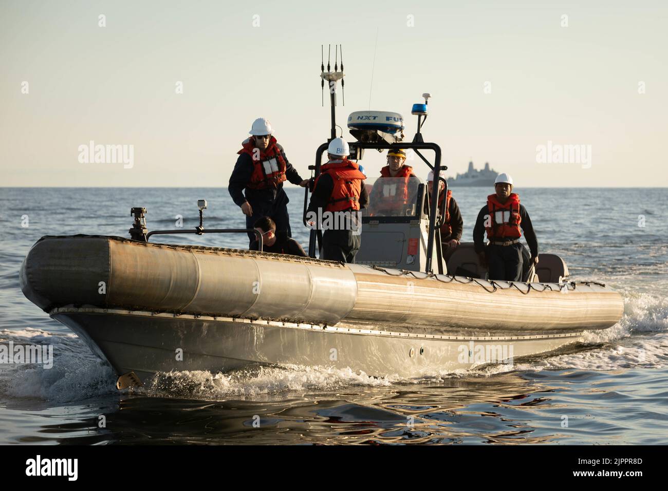 220813-N-EJ843-1095 OSTSEE (AUG 13, 2022) Ein Schlauchboot (RHIB), das an das Amphibiendock-Landungsschiff USS Gunston Hall (LSD 44) der Whidbey Island-Klasse angeschlossen ist, bereitet sich auf ein RHIB vor, das an das Amphibienschiff USS Kearsarge der Wasp-Klasse (LHD 3) angeschlossen ist. Durchführung eines simulierten Patiententransfers während einer medizinischen Trainingsübung am 13. August 2022. Die Kearsarge Amphibious Ready Group und die eingeschiffte 22. Marine Expeditionary Unit, unter dem Kommando und der Kontrolle der Task Force 61/2, befinden sich im geplanten Einsatzgebiet der US Naval Forces Europe, beschäftigt von U.S. S Stockfoto