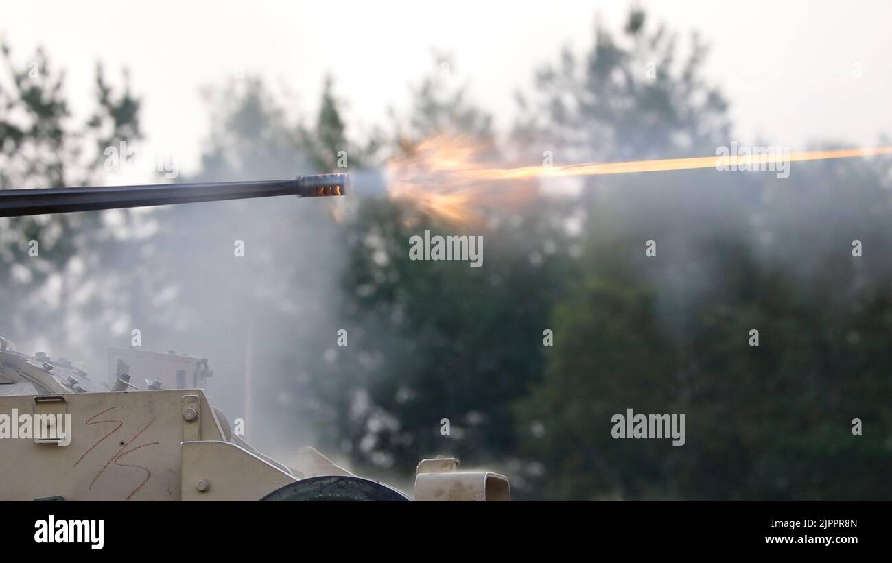 Troopers mit 3. Panzerbrigade Combat Team, 1. Kavallerie Division feuern die 25mm Kanon auf ein Bradley Kampffahrzeug, um die Fahrzeuge Waffensysteme in einer Reihe in Polen Null. Solche Reichweiten machen die Trooper mit den Fahrzeugsystemen vertraut, um die Kampfbereitschaft zu gewährleisten. Stockfoto