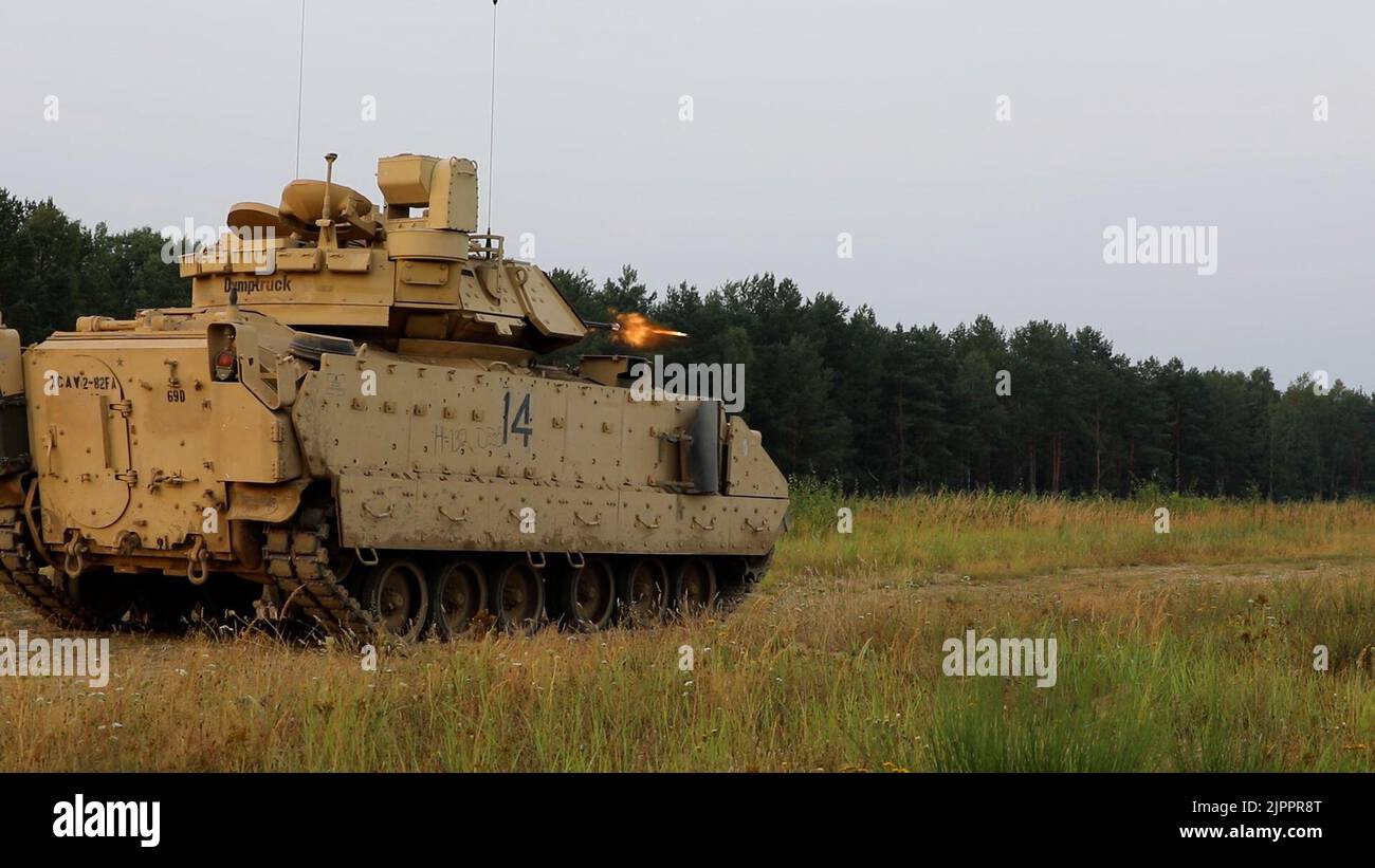 Troopers mit 3. Panzerbrigade Combat Team, 1. Kavallerie Division feuern die 25mm Kanon auf ein Bradley Kampffahrzeug, um die Fahrzeuge Waffensysteme in einer Reihe in Polen Null. Solche Reichweiten machen die Trooper mit den Fahrzeugsystemen vertraut, um die Kampfbereitschaft zu gewährleisten. Stockfoto