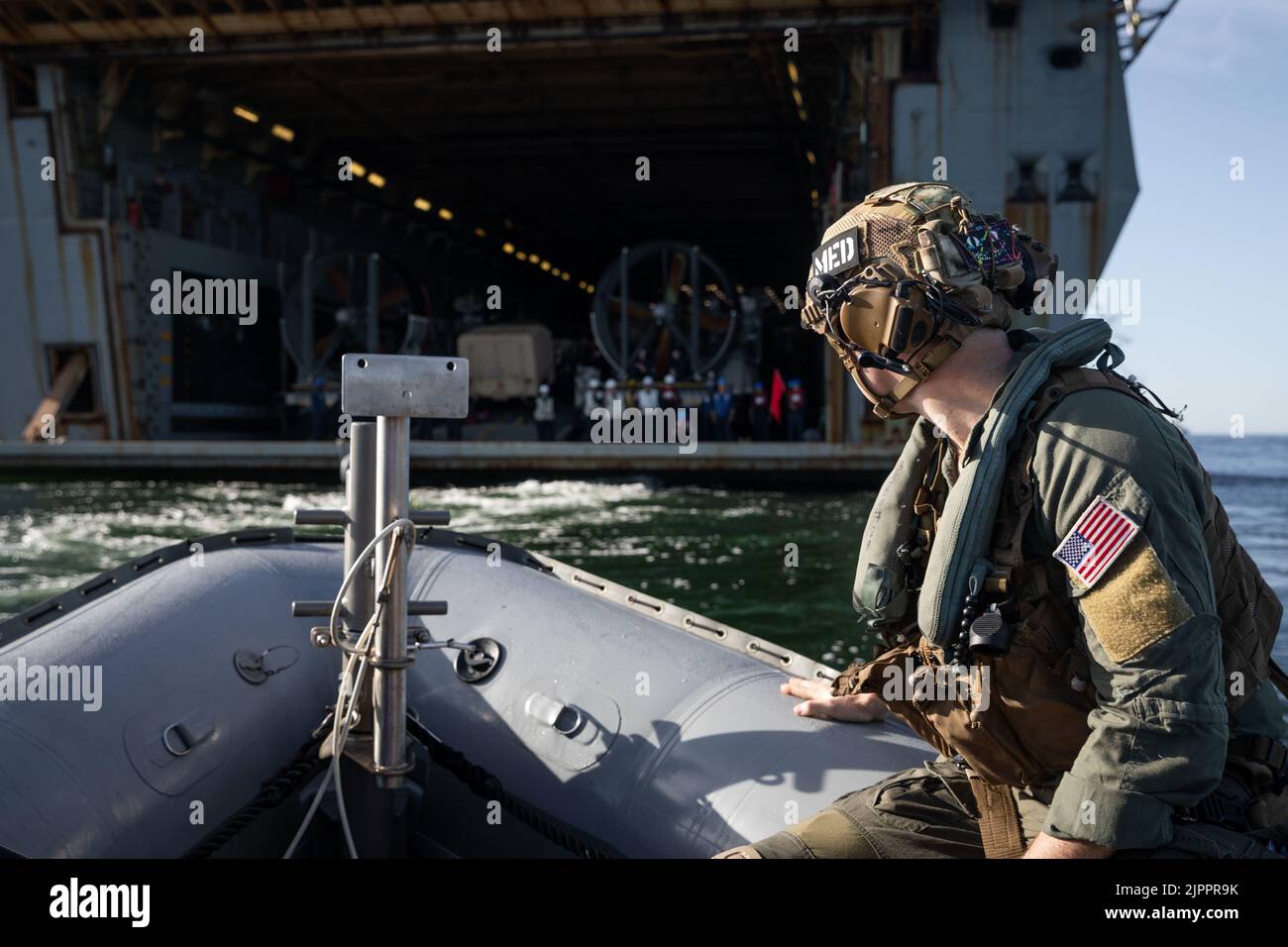 220813-N-MZ836-1055 OSTSEE (AUG 13, 2022) U.S. Navy Hospital Corpsman 3. Klasse Zachary Taylor, zugewiesen an das amphibische Sturmschiff USS Kearsarge (LHD 3) der Wasp-Klasse, bereitet sich darauf vor, einen simulierten Patiententransfer von einem starren, aufblasbaren Boot auf das amphibische Transportschiff USS Arlington der San Antonio-Klasse durchzuführen (LPD 24) Während einer medizinischen Trainingsübung am 13. August 2022. Die Kearsarge Amphibious Ready Group und die eingeschiffte 22. Marine Expeditionary Unit, unter dem Kommando und der Kontrolle der Task Force 61/2, befinden sich im geplanten Einsatzgebiet der US Naval Forces Europe, Stockfoto