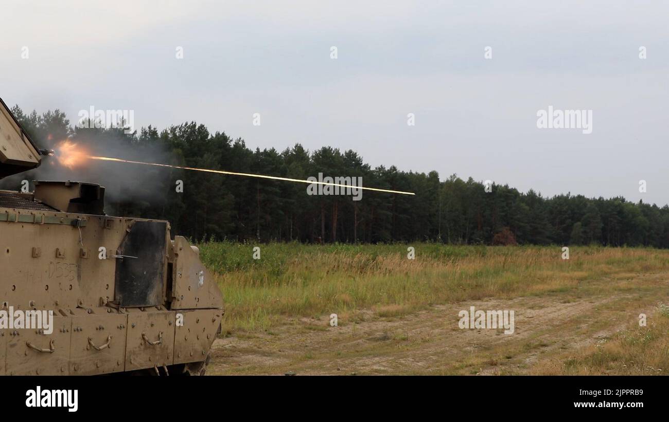 Troopers mit 3. Panzerbrigade Combat Team, 1. Kavallerie Division feuern die 25mm Kanon auf ein Bradley Kampffahrzeug, um die Fahrzeuge Waffensysteme in einer Reihe in Polen Null. Solche Reichweiten machen die Trooper mit den Fahrzeugsystemen vertraut, um die Kampfbereitschaft zu gewährleisten. Stockfoto