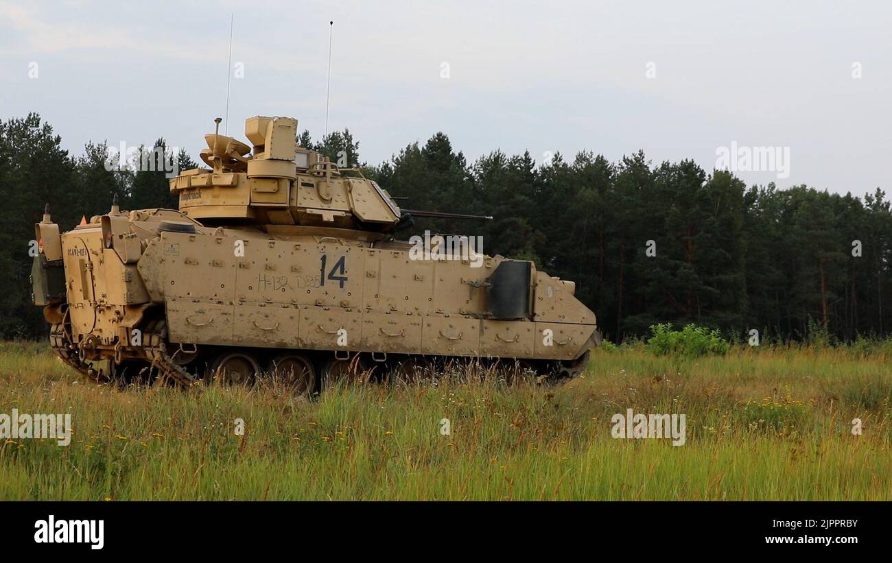 Troopers mit 3. Panzerbrigade Combat Team, 1. Kavallerie Division Stage ein Bradley Kampffahrzeug in Vorbereitung auf die Fahrzeuge Waffensysteme in einer Reihe in Polen Null. Solche Reichweiten machen die Trooper mit den Fahrzeugsystemen vertraut, um die Kampfbereitschaft zu gewährleisten. Stockfoto