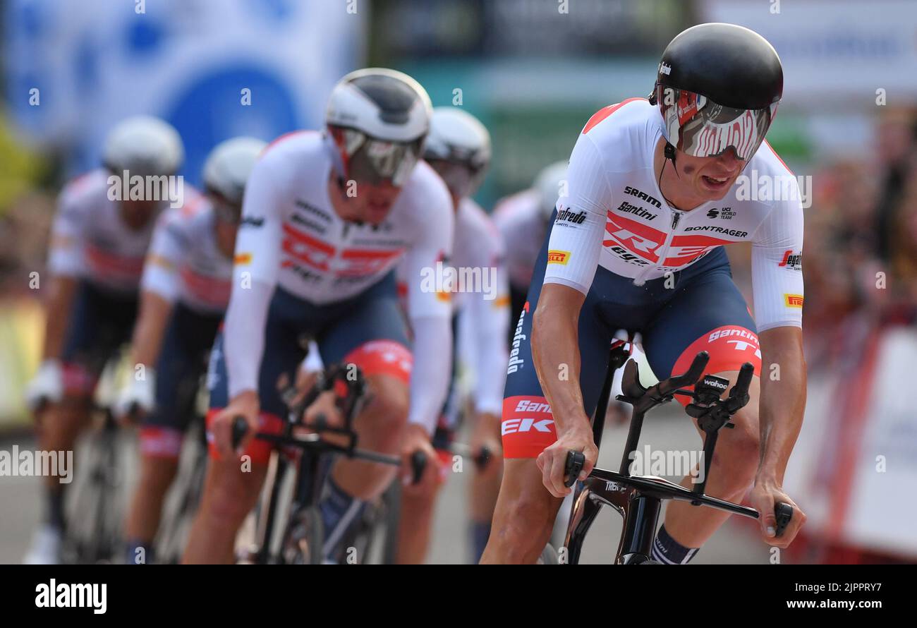 Trek-Segafredo Fahrer überqueren die Ziellinie der ersten Etappe der Ausgabe 2022 der "Vuelta a Espana", Tour of Spain Radrennen, ein Team-Zeitfahren 23,2km in Utrecht, Niederlande, Freitag, 19. August 2022. BELGA FOTO LUC CLAESSEN Stockfoto