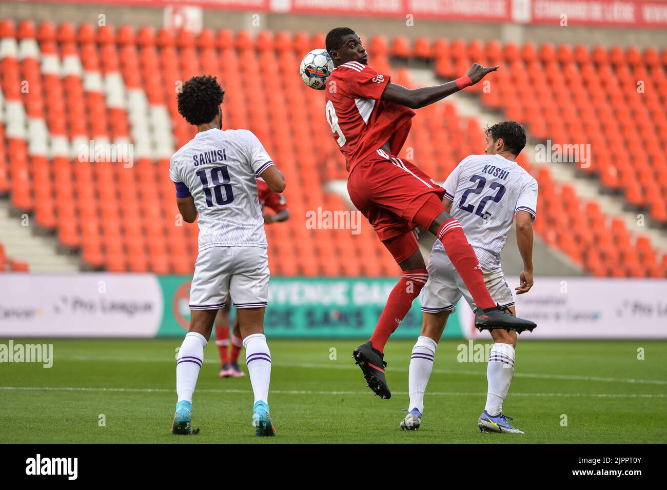 18 Beerschots Ryan Sanusi und Boubou Diallo aus dem Jahr 09 SL16 während eines Fußballmatches zwischen SL16 und Beerschot VA, Freitag, 19. August 2022 in Lüttich, am 2. Tag der 'Challenger Pro League' 1B. Division der belgischen Meisterschaft 2022-2023. BELGA FOTO JILL DELSAUX Stockfoto