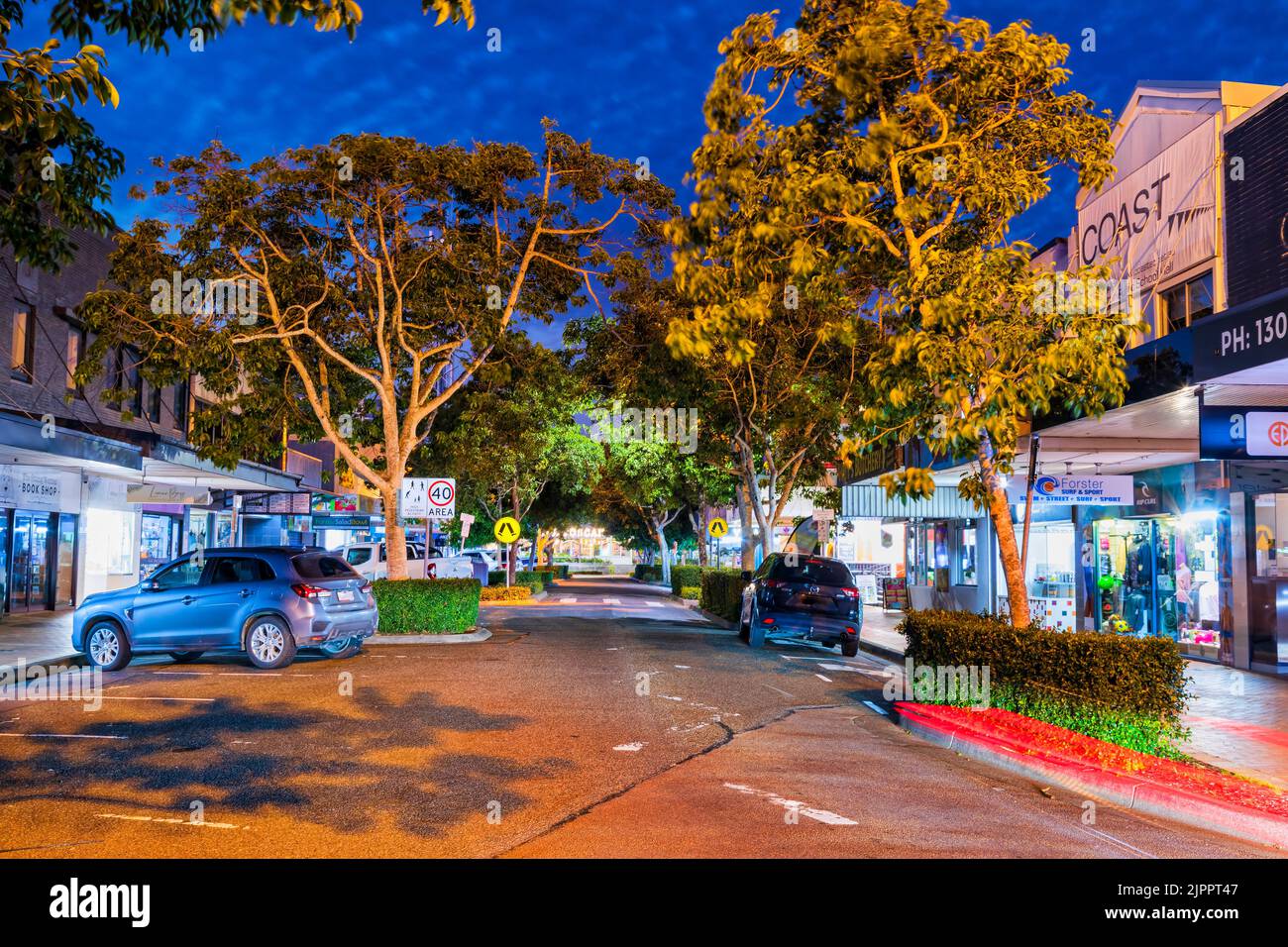 Forster, Australien - 5. Juni 2022: Haupteinkaufsstraße in Forster, der Stadt Australiens, an der Nordküste am Pazifik bei Sonnenuntergang. Stockfoto